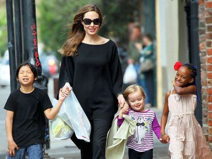 Angelina Jolie con tres de sus hijos, Pax, Zahara y Vivienne. 