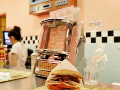 Hamburguesa en el Peggy Sue&#039;s.