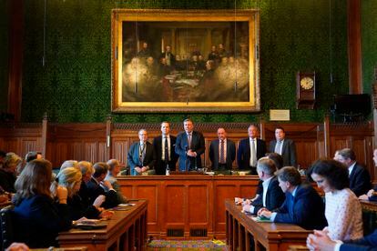 Momento en el que, este lunes, Graham Brady, líder del Comité 1922, ha anunciado que Sunak se ponía al frente del partido conservador y del Gobierno del Reino Unido. 