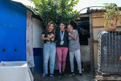 Sofía Ramos with her sister Frida and her mother Martha Patricia in front of their house in Locality 17 de Junio.