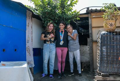 Sofía Ramos (en el centro) junto a su hermana Frida (a la izquierda) y su madre Martha Patricia, frente a su casa en la Localidad 17 de Junio.