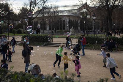 Un grupo de niños juegan en el parque de la Ciutadella, en Barcelona, el pasado diciembre.