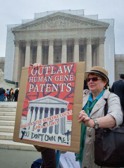 Una mujer sujeta una pancarta en contra de patentar los genes humanos frente al Tribunal Supremo de EE UU.