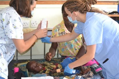 Nora Ferrer e Irene Alcázar, pediatra y enfermera españolas, tratan a una niña que ha llegado al hospital con signos de desnutrición.