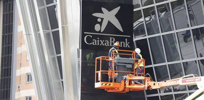 Cambio de logo en la sede de Bankia
