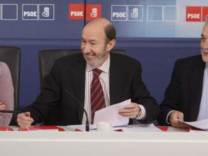 Rubalcaba (centro), José Antonio Griñán, y Elena Valenciano, ayer en la Ejecutiva Federal del PSOE.