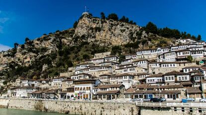 Las características casas con grandes ventanales de la ciudad albana de Berat.