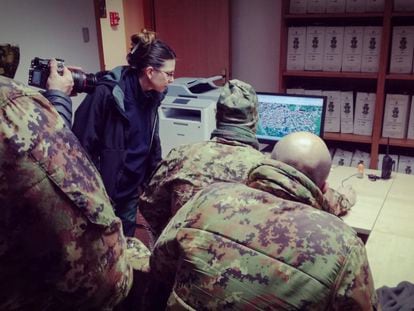La periodista Cecilia Anesi y la unidad especial 'Cacciatori di Calabria' observan la red de túneles utilizada por la 'Ndrangheta en Platí (Calabria).