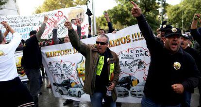 Taxistas de la asociación gremial Élite se manifiestan contra la aplicación Uber.