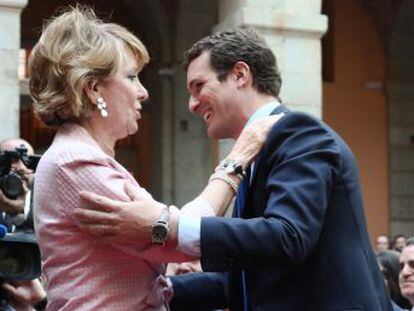 El líder de los populares y la expresidenta madrileña piden a los votantes de Ciudadanos y Vox que vuelvan a su formación