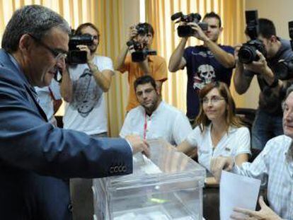 El alcalde de Lleida, Àngel Ros, votando en un colegio electoral.