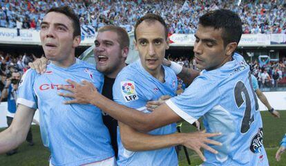 Insa celebra su gol con Aspas y Samuel.