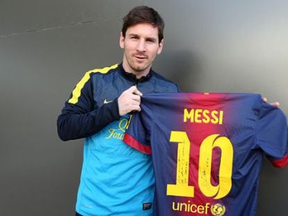 Messi, con la camiseta dedicada a M&uuml;ller.