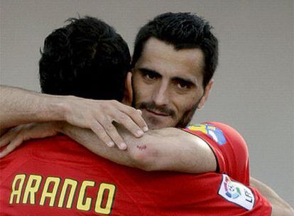 Arango felicita a Güiza tras marcar el tercer gol del Mallorca.