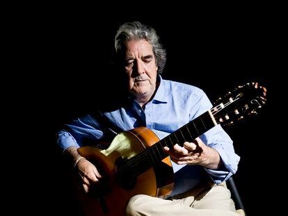 El guitarrista Rafael Riqueni en el teatro municipal de la localidad sevillana de Arahal.