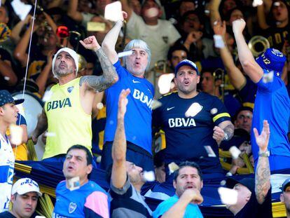 Los barras de Boca Juniors Rafael Di Zeo y Mauro Mart&iacute;n alentando durante un partido contr Temperley, en octubre de 2016.