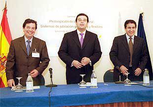 Gerardo Camps (en el centro), con Francisco Gómez Ferreiro (izquierda) y Rafael Mateos en Lanzarote.