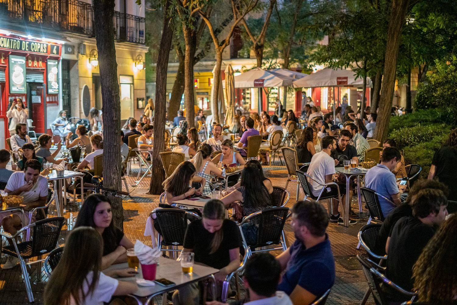 Terrazas abarrotadas en la plaza de Olavide, en Madrid, a comienzos de marzo del año pasado.