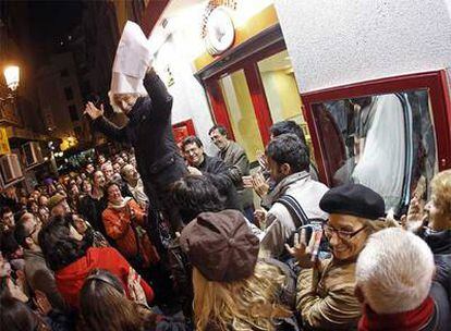 El Brujo recibe los aplausos de los participantes en La Noche de Max Estrella frente a los espejos del callejón del Gato.