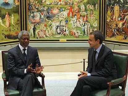 José Luis Rodríguez Zapatero, con Kofi Annan, ayer, en el Museo del Prado.