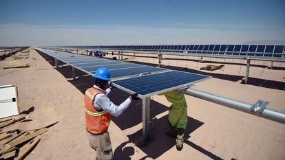 Dos operarios instalan paneles solares en Coahuila (México), en una imagen de archivo.