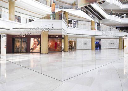 La nueva 'pop-up' de la firma italiana en el centro comercial Plaza 66 (Shanghái) refleja los monogramas de las tiendas que la rodean creando una disruptiva ilusión óptica en un tiempo de branding hipertrofiado y logomanía desmedida. |
