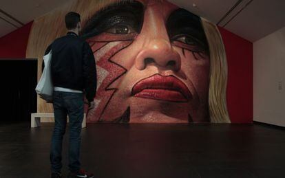 Un mural del artista urbano Spok con la cara de “el luchador glam” Adrian Street, a quien Deller retrató en 'So Many Ways To Hurt You', pieza incluida en la exhibición del CA2M.
