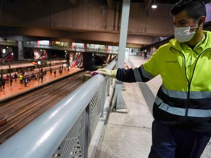 Un trabajador limpia en la estación de Atocha de Madrid como prevención frente a la Covid-19.