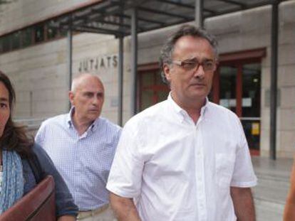 Jorge Batesteza, en el centro de la imagen, sale de la juzgados de Reus.