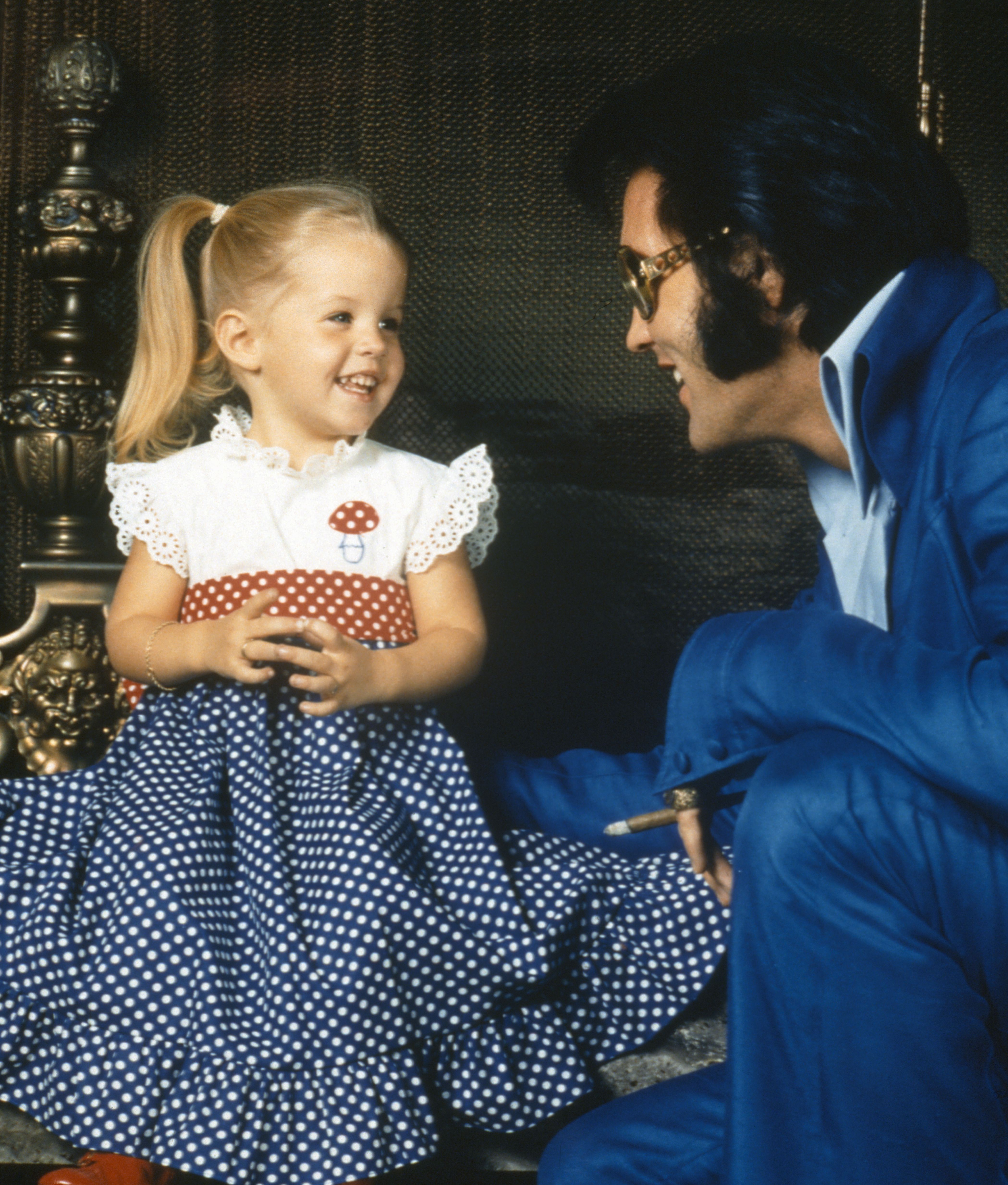 Elvis, junto a su hija, en una imagen de 1973, un año después de que se separara de la actriz Priscilla.