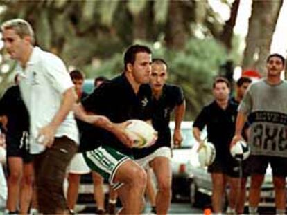Integrantes del equipo de rugby Akras, ayer, en un entrenamiento en las calles de Alicante.