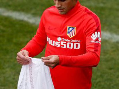Augusto Fernández, en un entrenamiento con el Atlético.