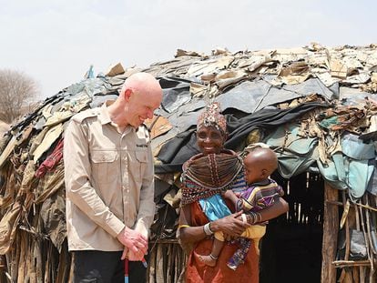 Andrew Morley, presidente de World Vision International, y Mary, una afectada por la sequía en Loiyangalani, condado de Marsabit, Kenia.