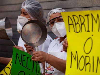 Trabajadores de restaurantes protestan para solicitar al Gobierno mexicano que se permita el ingreso de comensales a sus establecimientos en Ciudad de México