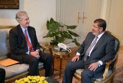 El presidente egipcio, Mohamed Morsi (a la derecha), se re&uacute;ne hoy con el vicesecretario de Estado de EE UU, William Burns, en el Cairo. 