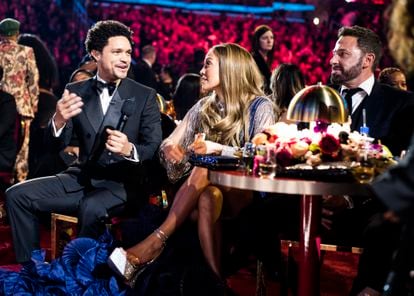 El cómico Trevor Noah junto a Jennifer Lopez y Ben Affleck en la gala de los Grammy, el domingo en Los Ángeles, California. 