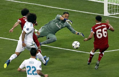 Keylor Navas, para una ocasión de gol del jugador del Liverpool Trent Alexander-Arnold.