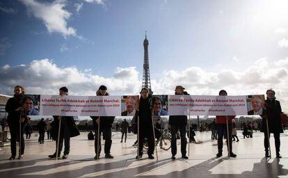 Un grupo de manifestantes piden la liberación de Fariba Adelkhah y Roland Marchal, en París el pasado febrero.