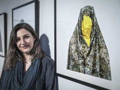 La fot&oacute;grafa iran&iacute; Shadi Ghadirian junto a una de sus obras en el Centre del Carme de Valencia.