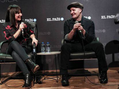 Eva Amaral y Juan Aguirre charlan con los suscriptores de EL PAÍS.