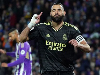 Benzema celebra su gol de penalti ante el Valladolid.