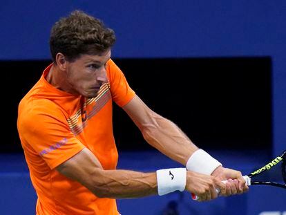 Carreño devuelve de revés durante el partido de cuartos contra Shapovalov.