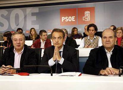 José Luis Rodríguez Zapatero, flanqueado por José Blanco y Manuel Chaves, en el comité federal.