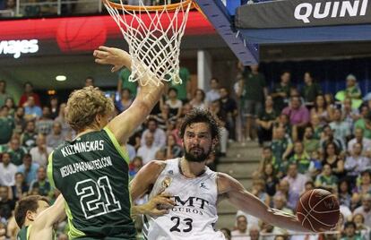 Llull intenta un pase ante la oposición de Kuzminskas.