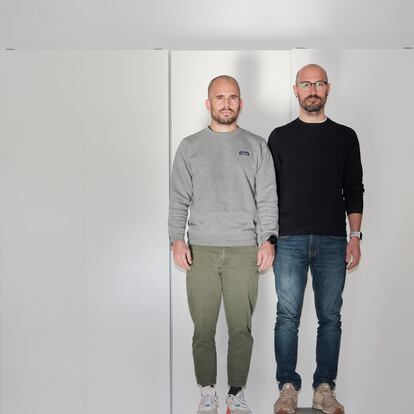 Marc Fabra y Pol Fantoba, creadores del taburete Compact.