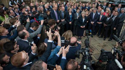 Theresa May se dirige a la prensa a la entrada del Palacio de Westminter en Londres.  