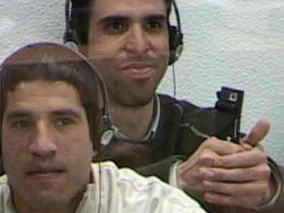 Abdelmajid Bouchar, en primer plano, y Jamal Zougam, durante el juicio.