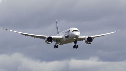 Un Boeing 787 Dreamliner aterriza tras el vuelo de certificaci&oacute;n
