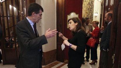 Jos&eacute; Enrique Serrano, ponente socialista en el pleno de la ley de Transparencia, conversa con la vicepresidenta Soraya Sa&eacute;nz de Santamar&iacute;a ayer en los pasillos del Congreso.