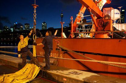 Pruebas de carga de una de las grúas del 'Hespérides' en la base naval de Garden Island (Sidney).